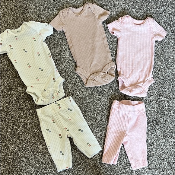 BNWOT/barely worn super soft girl preemie 5-pc ribbed bodysuit/leggings bundle - Picture 1 of 5